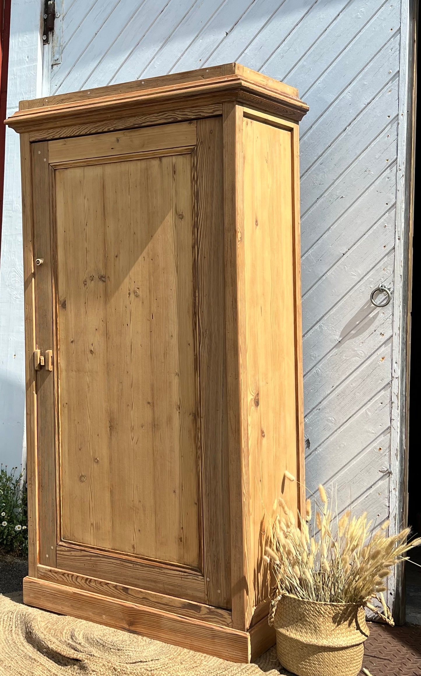 Armoire bonnetière ancienne en bois massif brut