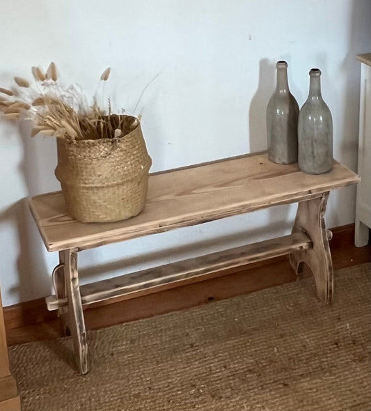Petit banc de ferme ancien en bois massif brut