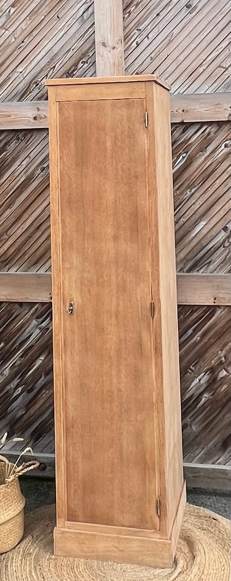 Armoire vintage format bonnetière en chêne brut