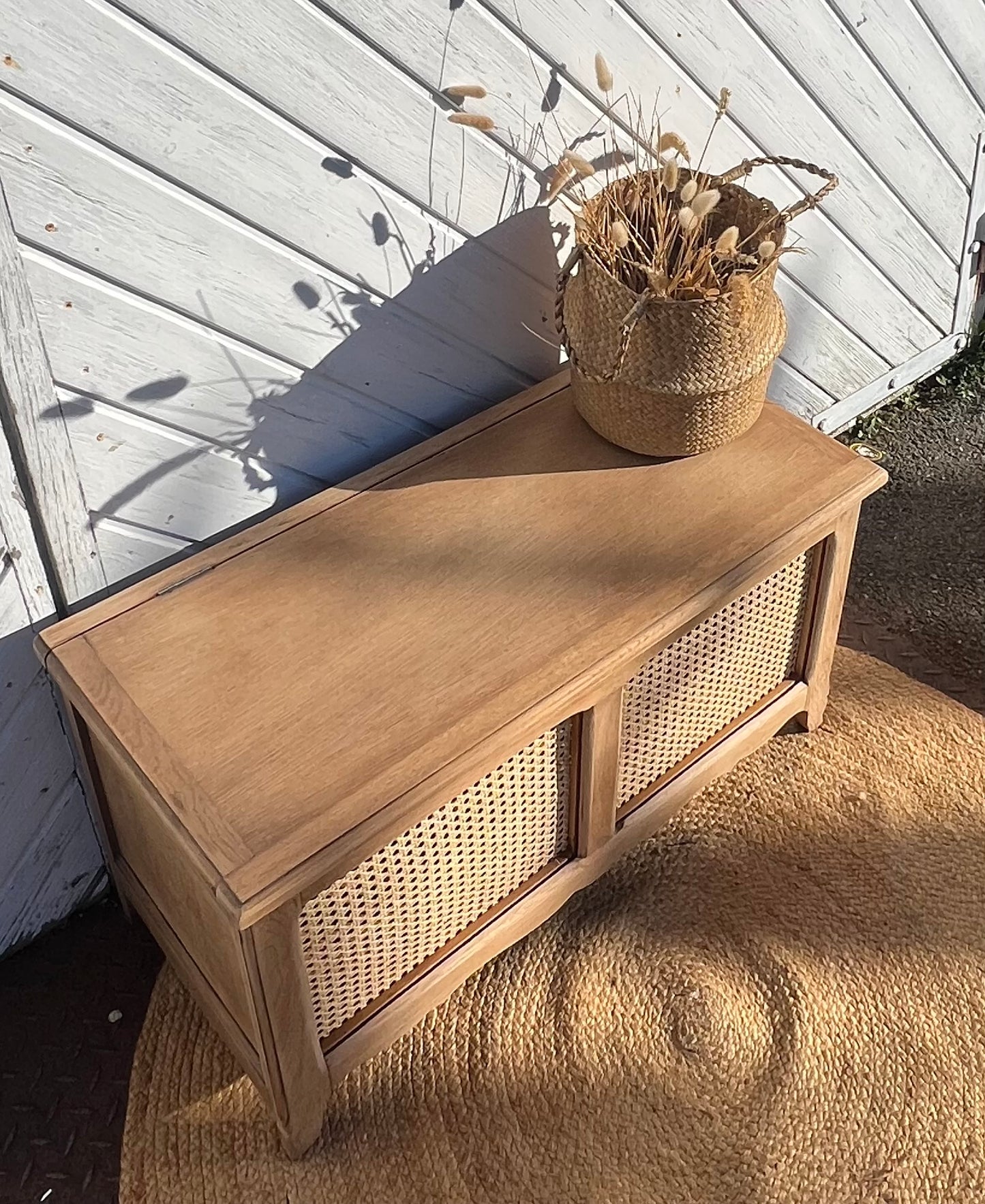 Coffre ancien en chêne brut et cannage