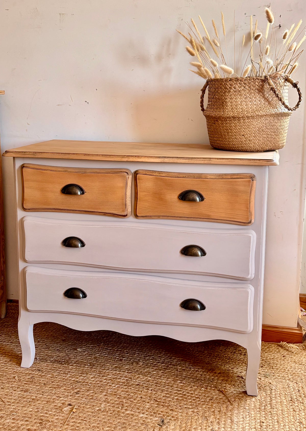 Commode ancienne en bois brut et patine lin