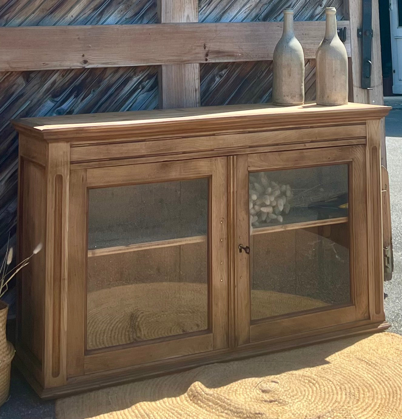 Buffet vitré étroit ancien en bois massif brut