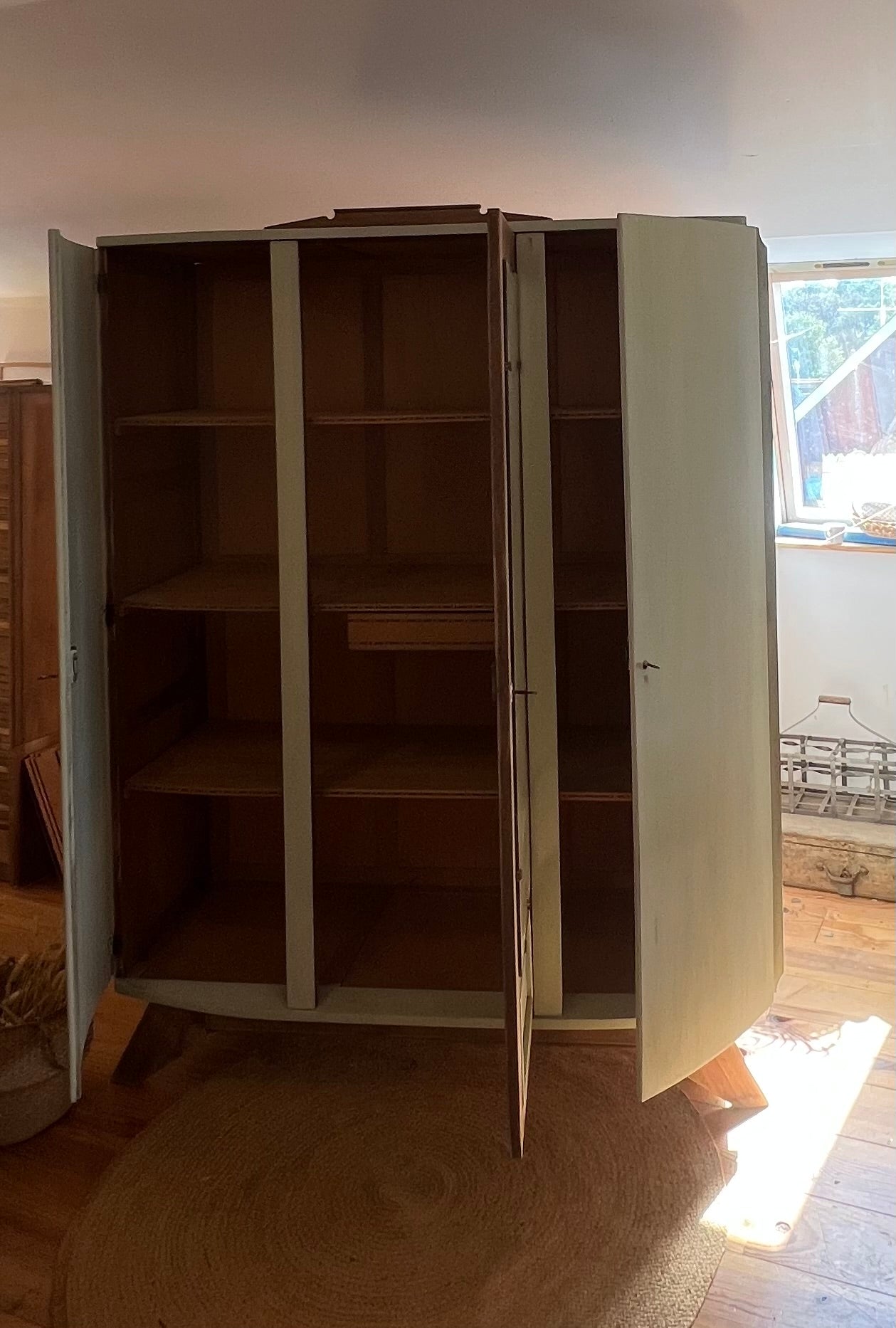 Armoire ancienne vintage en chêne massif brut et patiné vert amande