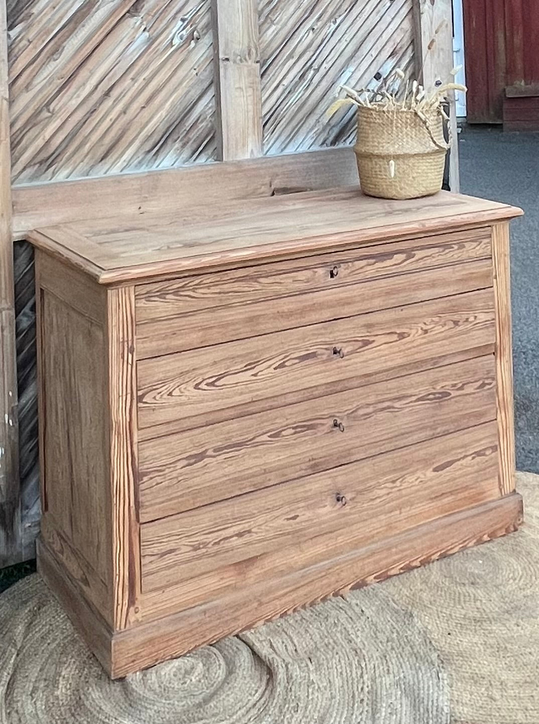 Grande commode ancienne en bois massif brut