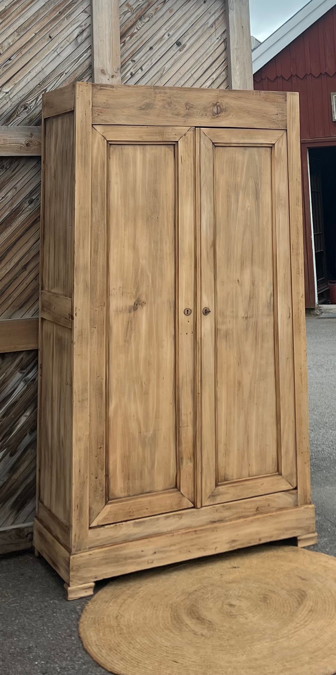 Armoire ancienne en bois massif brut
