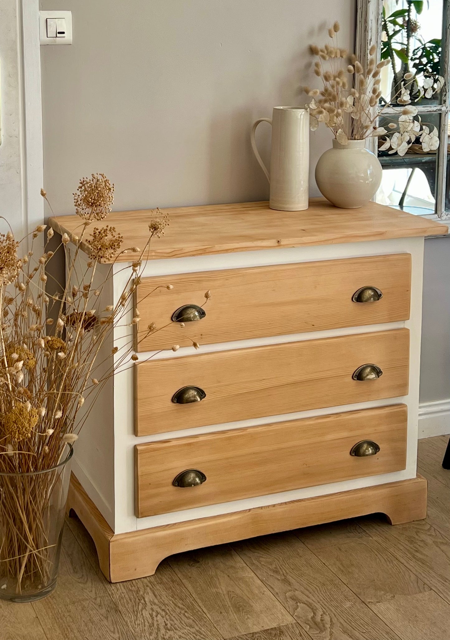Commode rénovée en bois brut et patiné blanche