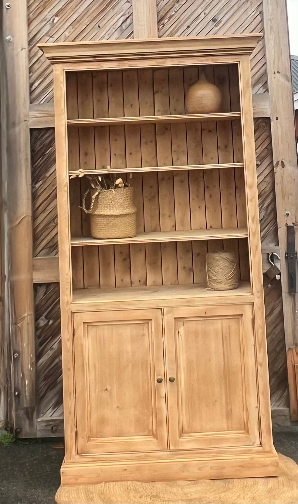 Grande bibliothèque rénovée en bois massif brut