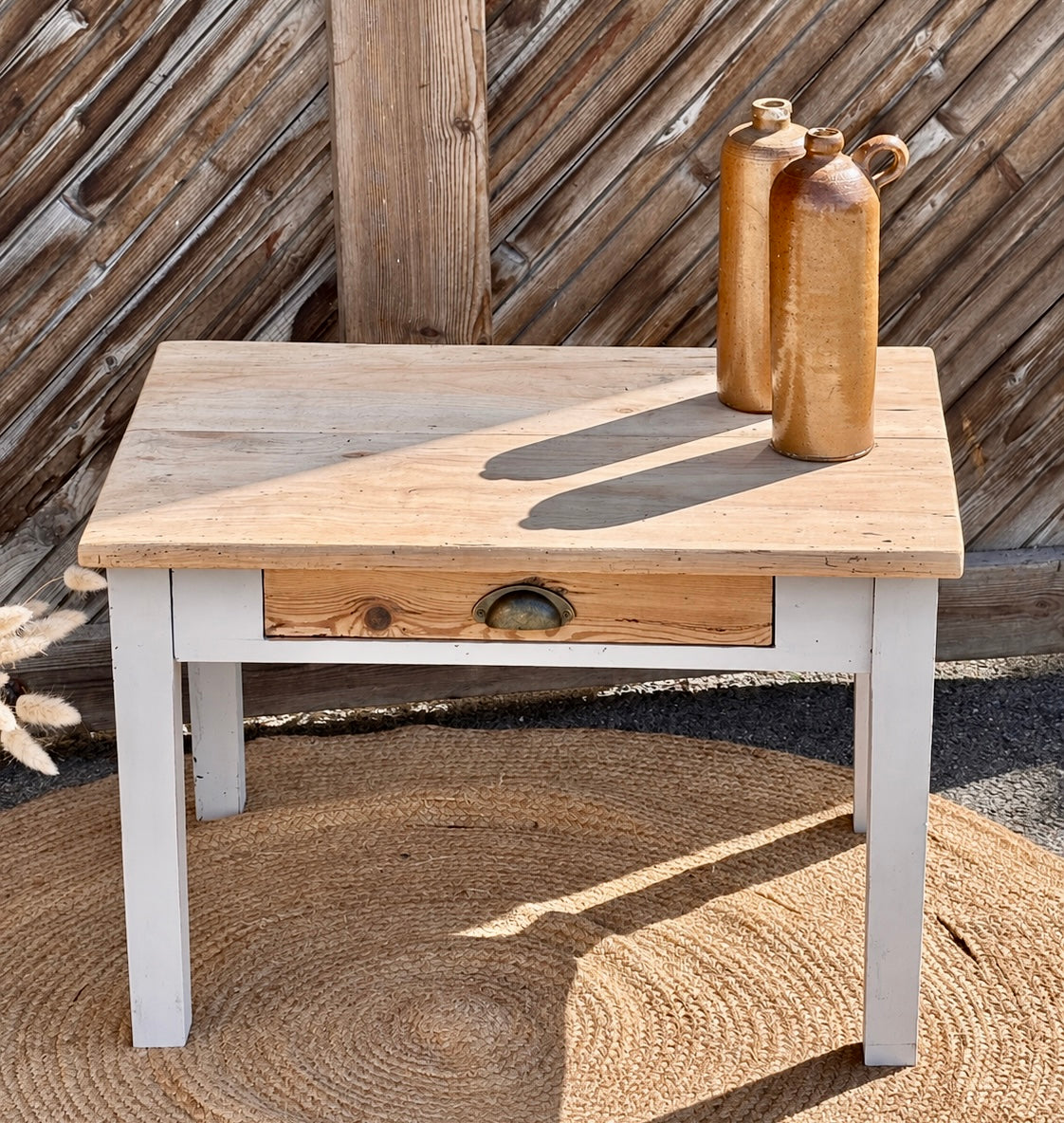 Petite table basse de ferme ancienne 1 tiroir bois massif brut et patine lin