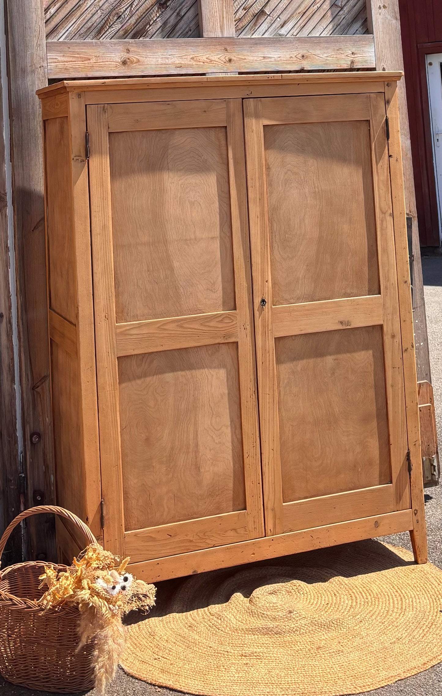 Petite armoire ancienne en bois brut: penderie + étagères
