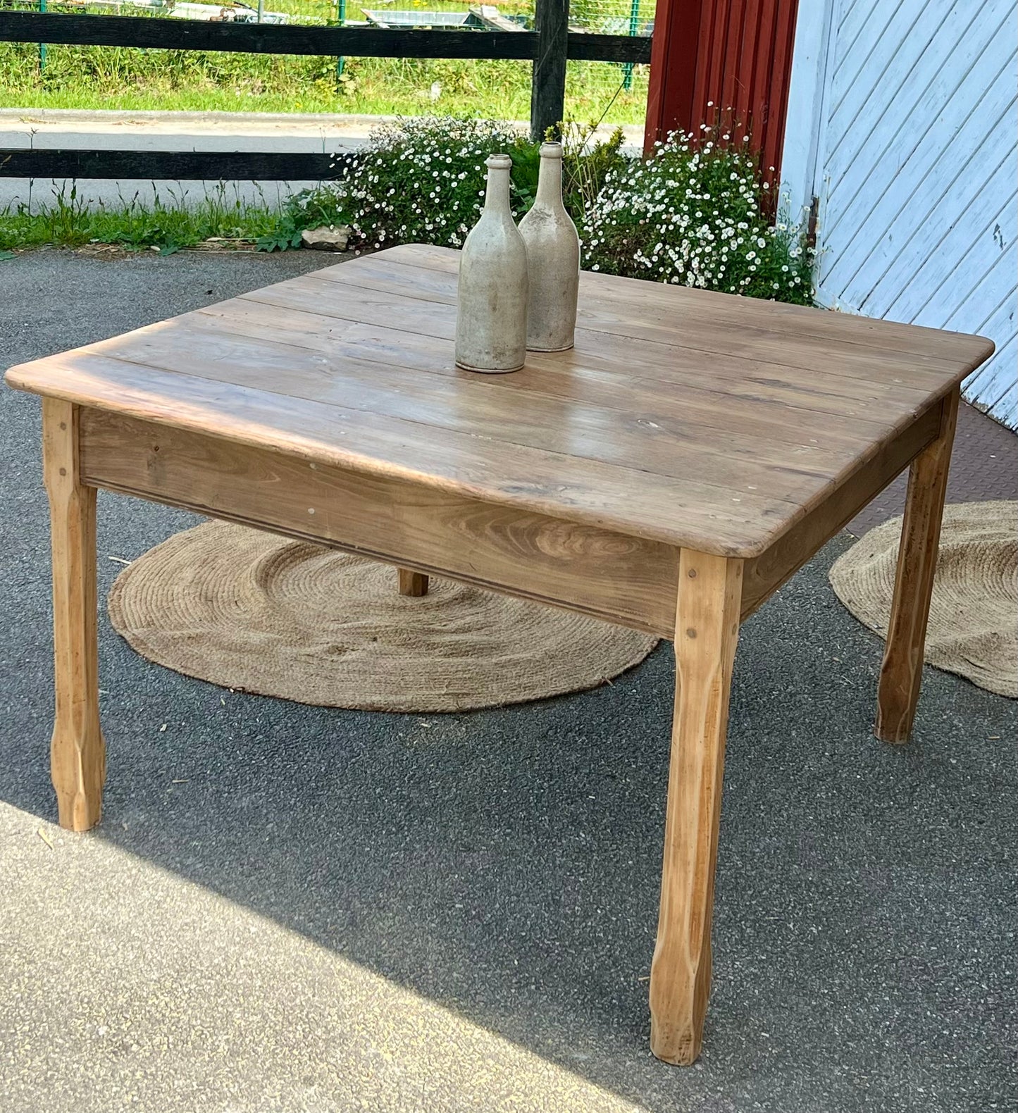Grande table de ferme carrée ancienne en chêne massif brut