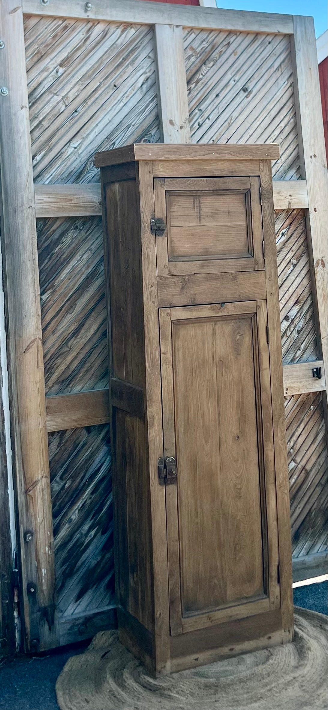 Armoire colonne étroite ancienne - bonnetière en chêne massif brut