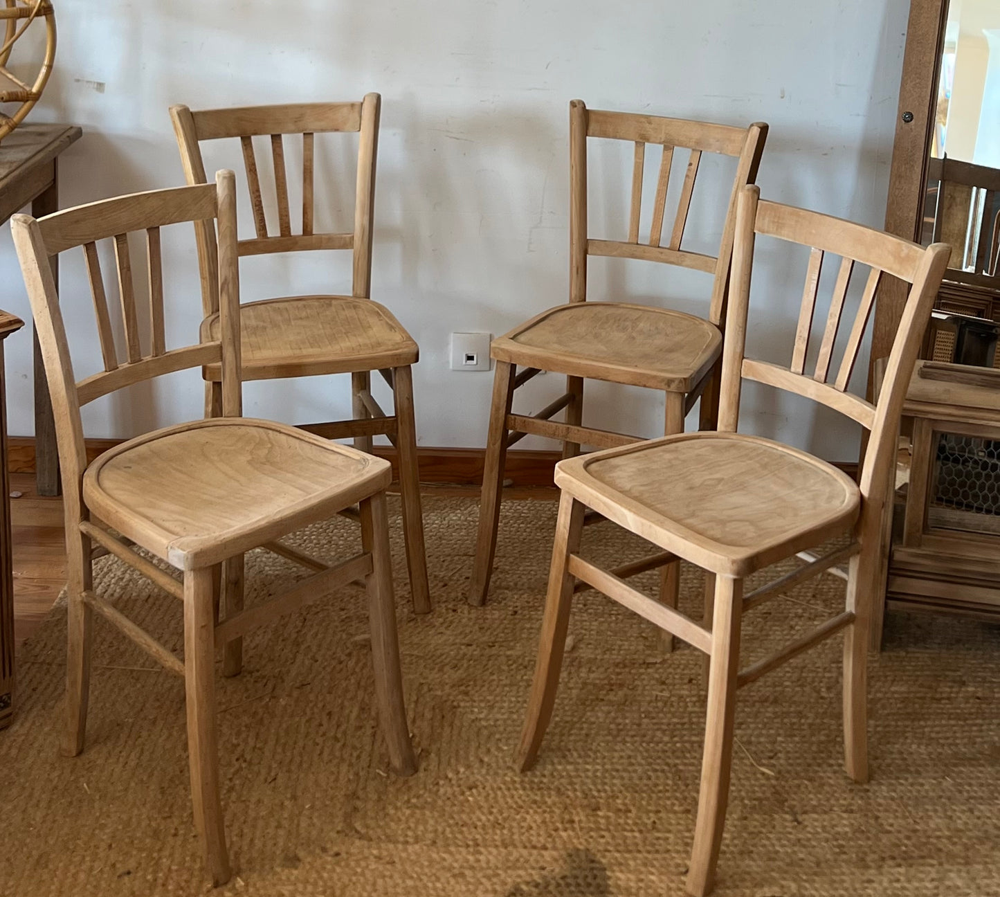Lot de 4 chaises bistrot vintage ancienne en bois brut