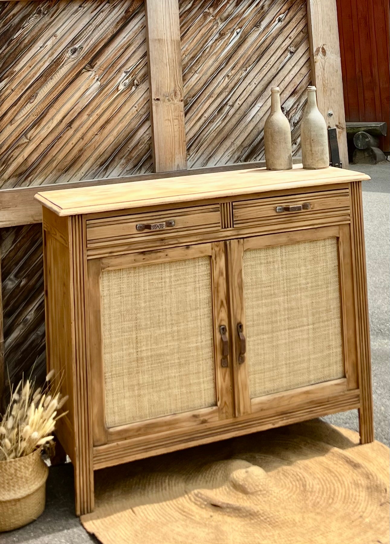 Buffet parisien ancien en bois massif brut et cannage naturel