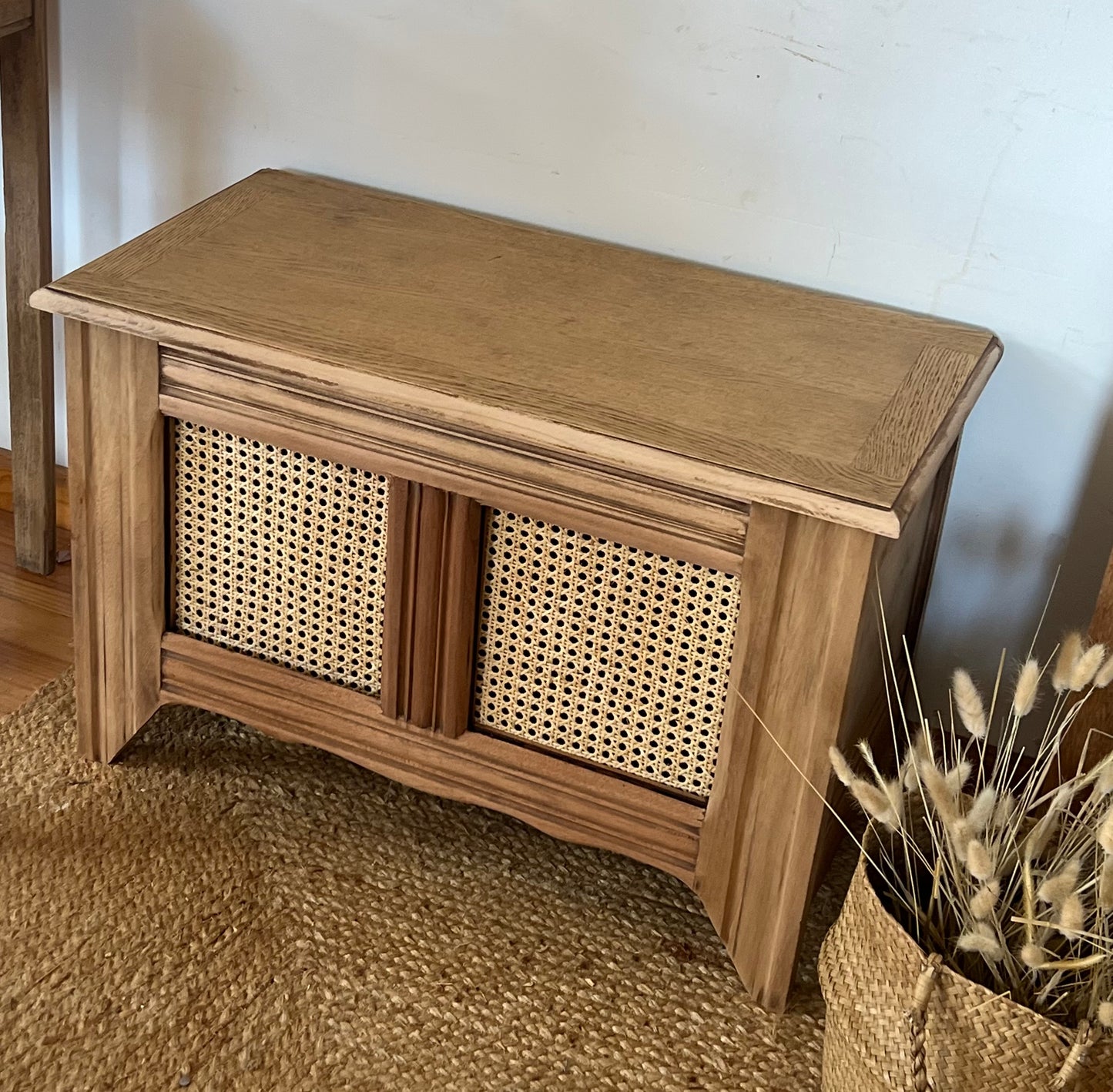 Banc coffre ancien en bois massif brut et cannage
