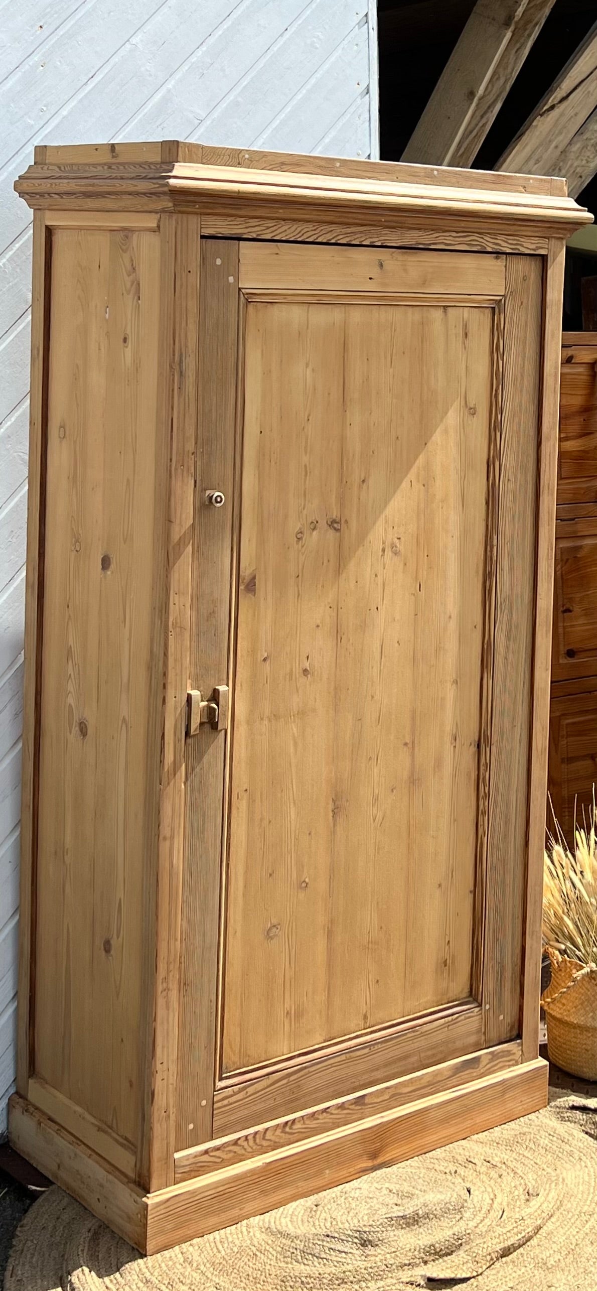 Armoire bonnetière ancienne en bois massif brut