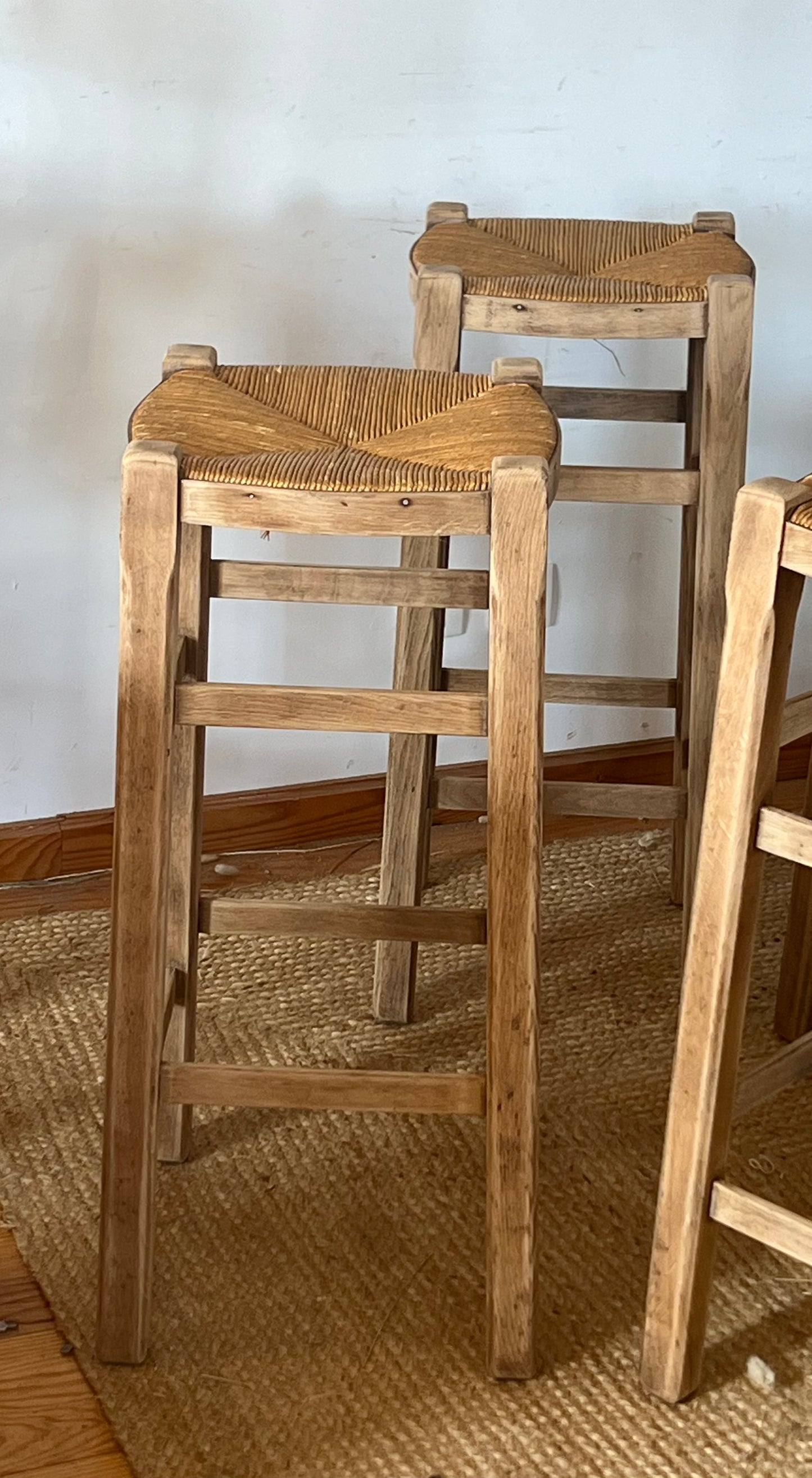4 tabourets de bar anciens en chêne massif brut et assise paillée - vendu par lot de 2 ou 4