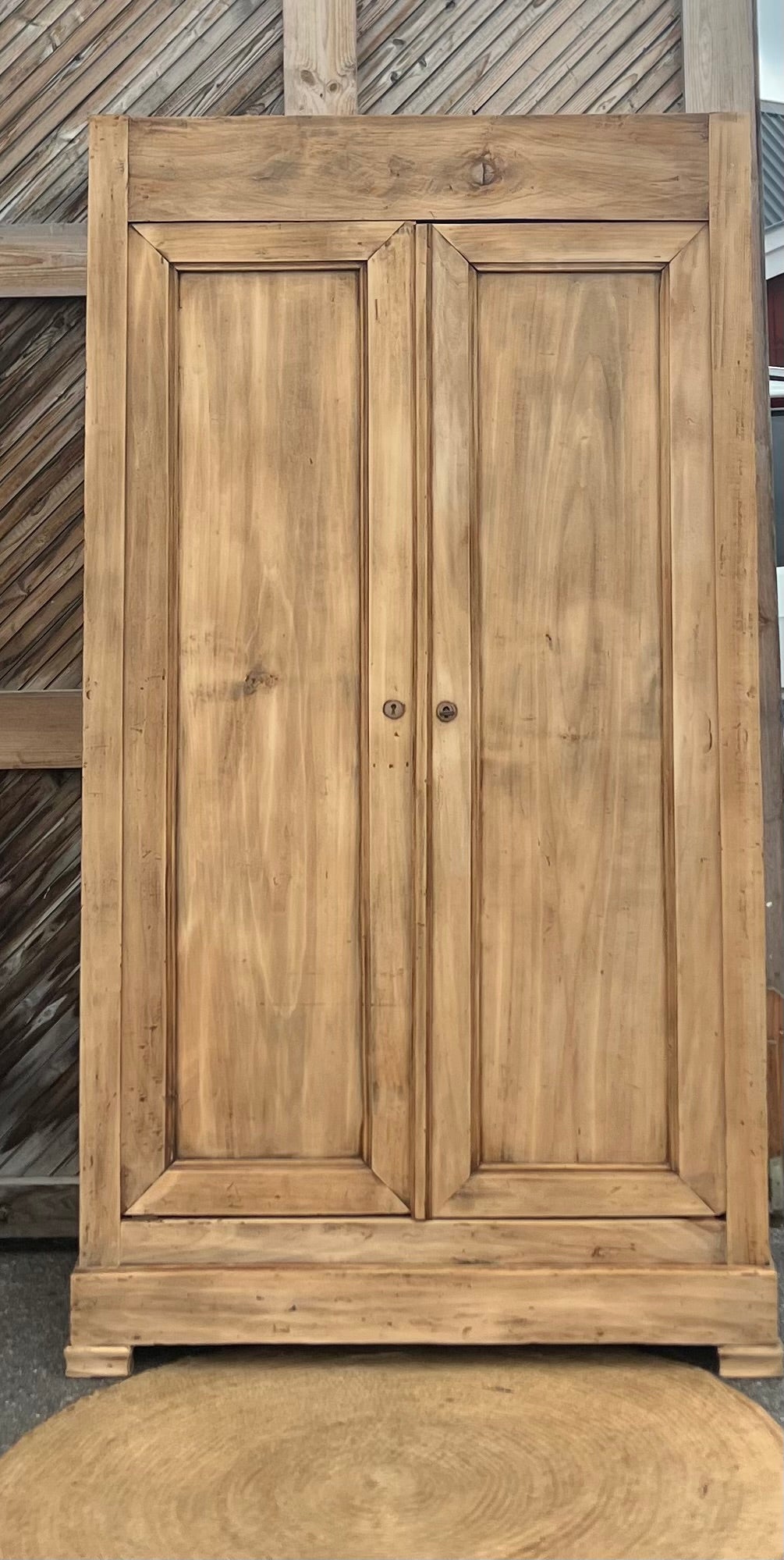 Armoire ancienne en bois massif brut
