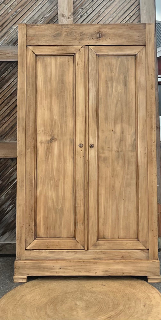 Armoire ancienne en bois massif brut
