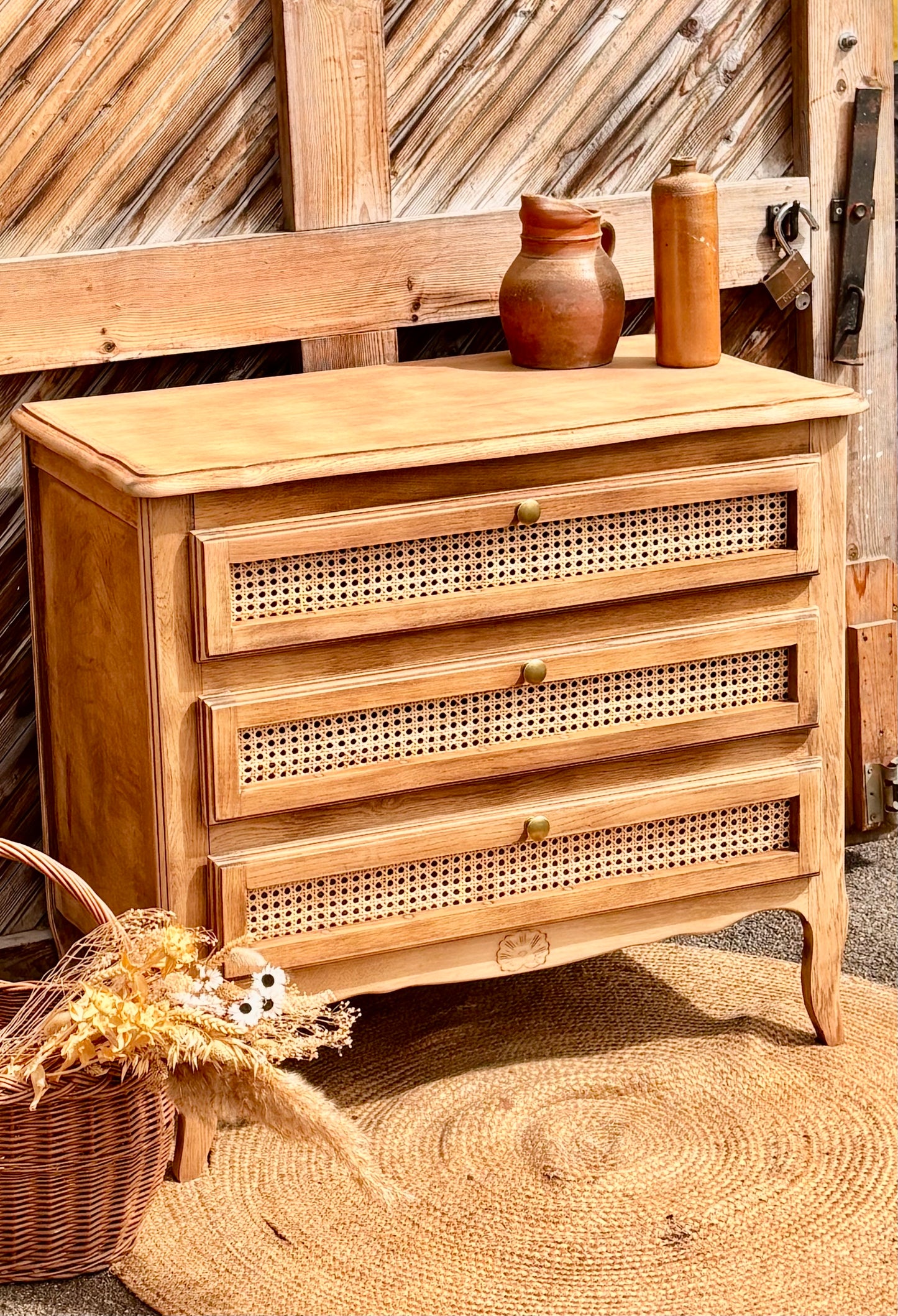 Commode ancienne en chêne brut et cannage
