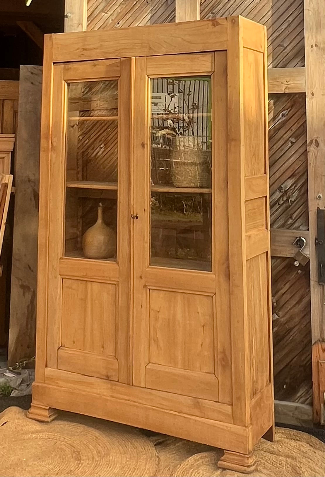 Armoire parisienne ancienne étroite :  vaisselier bibliothèque vitrée en bois massif brut
