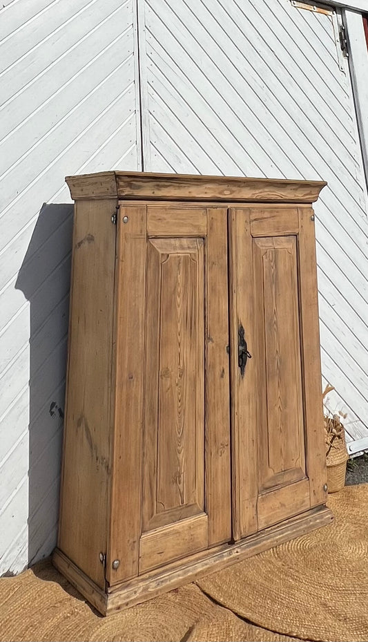 Petite armoire ancienne esprit campagne chic en bois massif brut