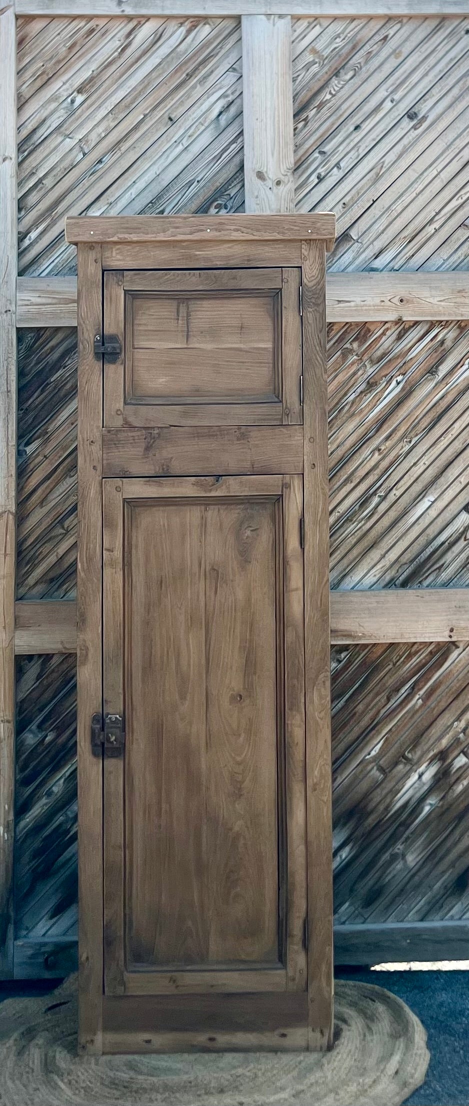 Armoire colonne étroite ancienne - bonnetière en chêne massif brut