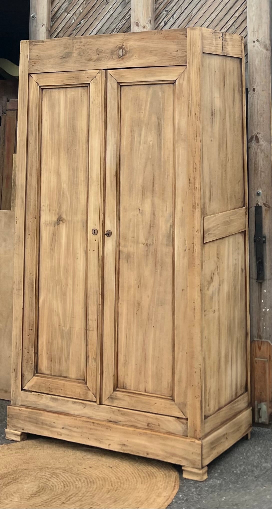 Armoire ancienne en bois massif brut