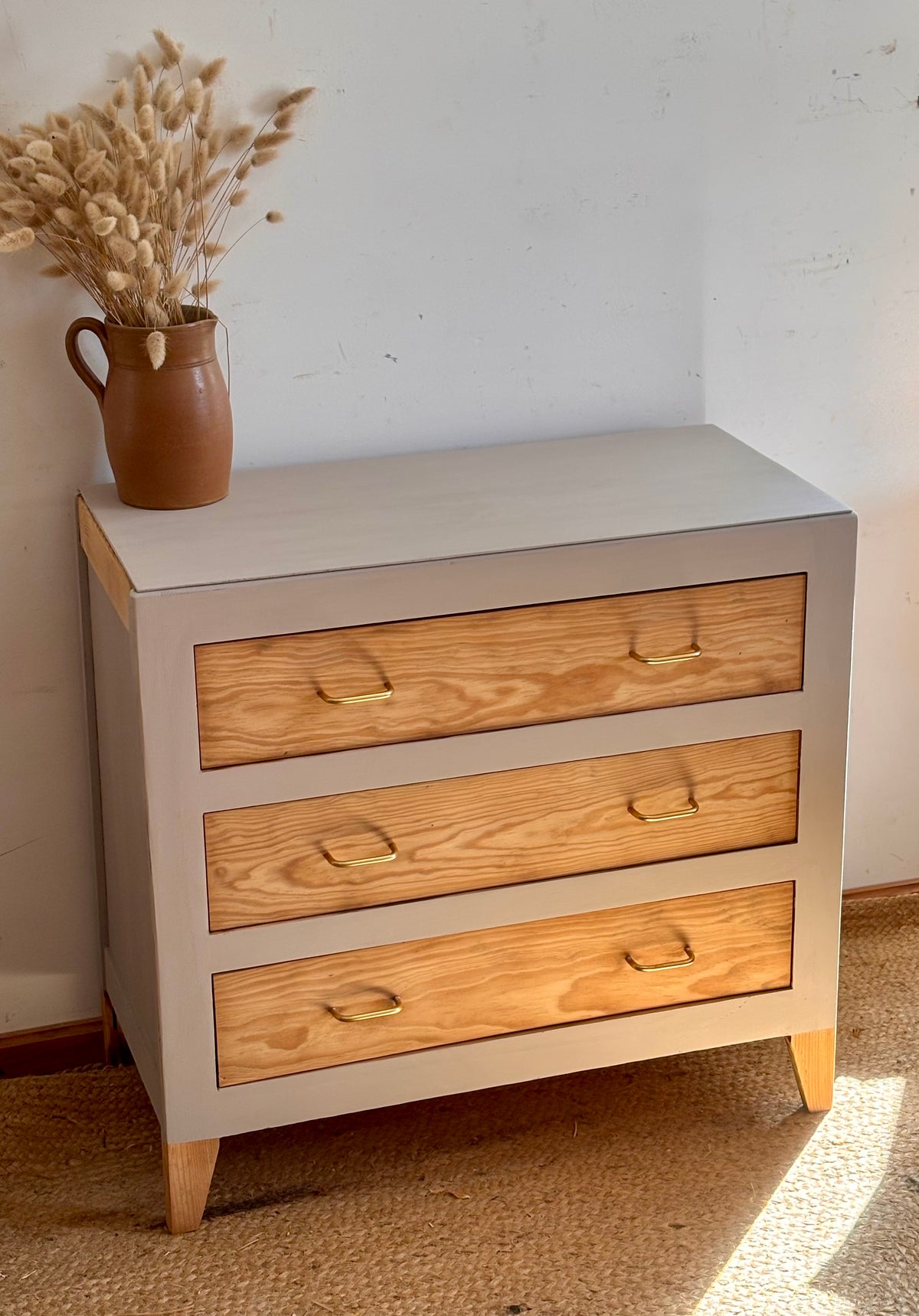 Commode vintage ancienne rénovée en bois brut et patine lin