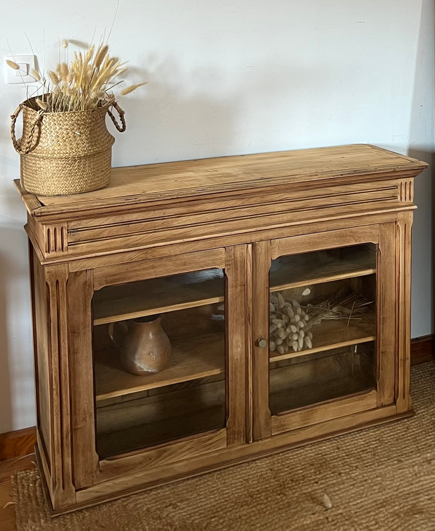 Buffet parisien vitré ancien  en bois massif brut : vaisselier , bibliothèque, meuble d’entrée …