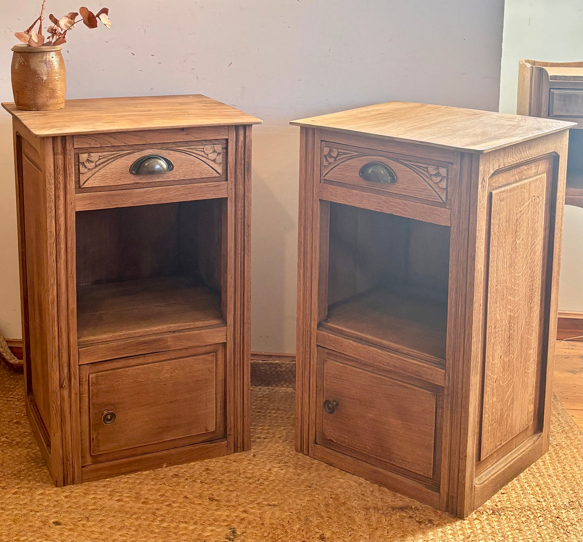 Paire de chevets anciens / tables de nuit en bois massif brut