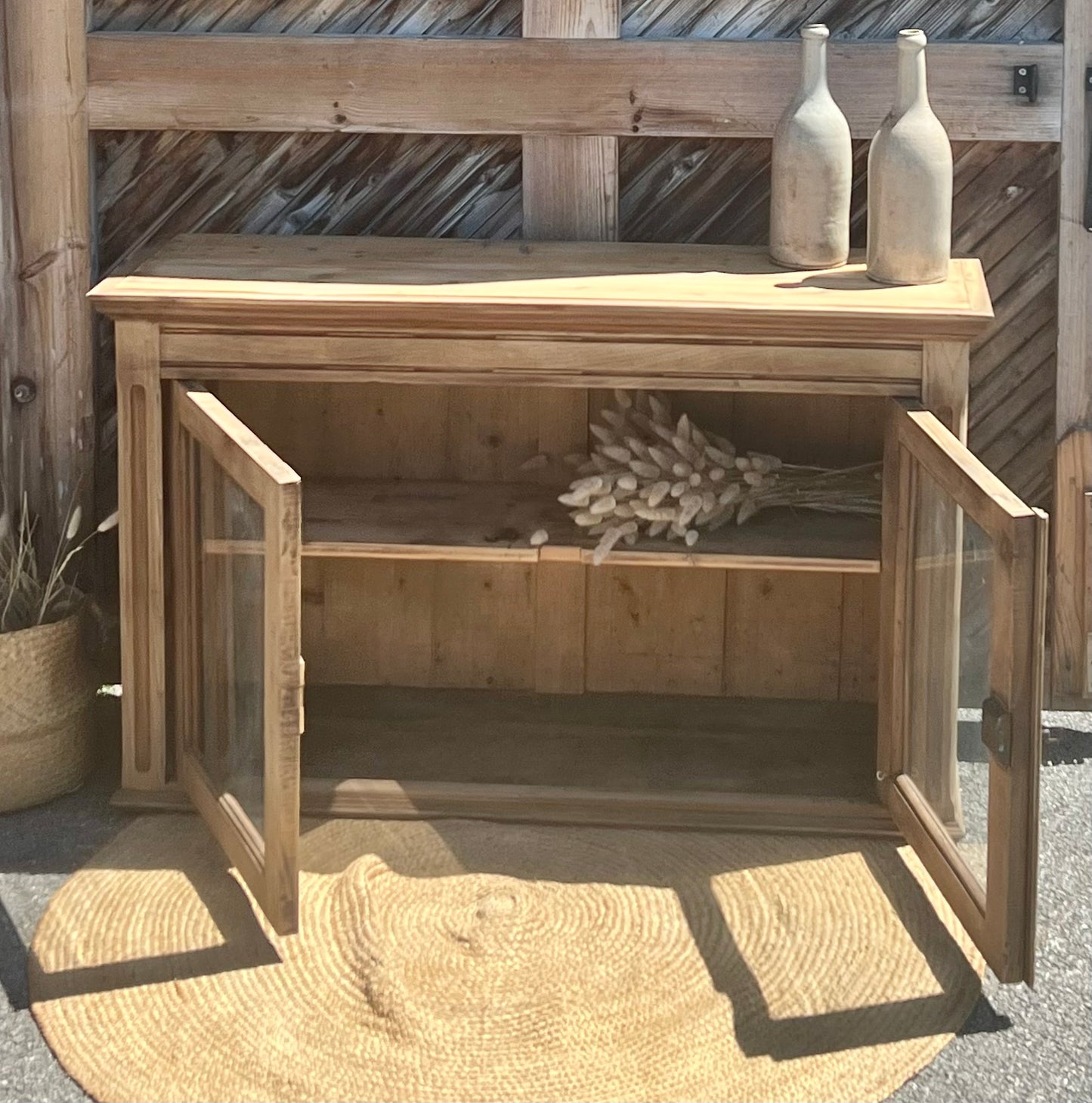 Buffet vitré étroit ancien en bois massif brut