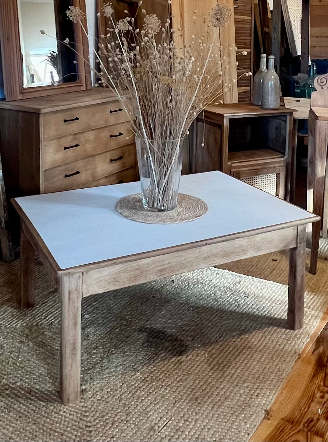 Table basse ancienne en chêne brut et lin