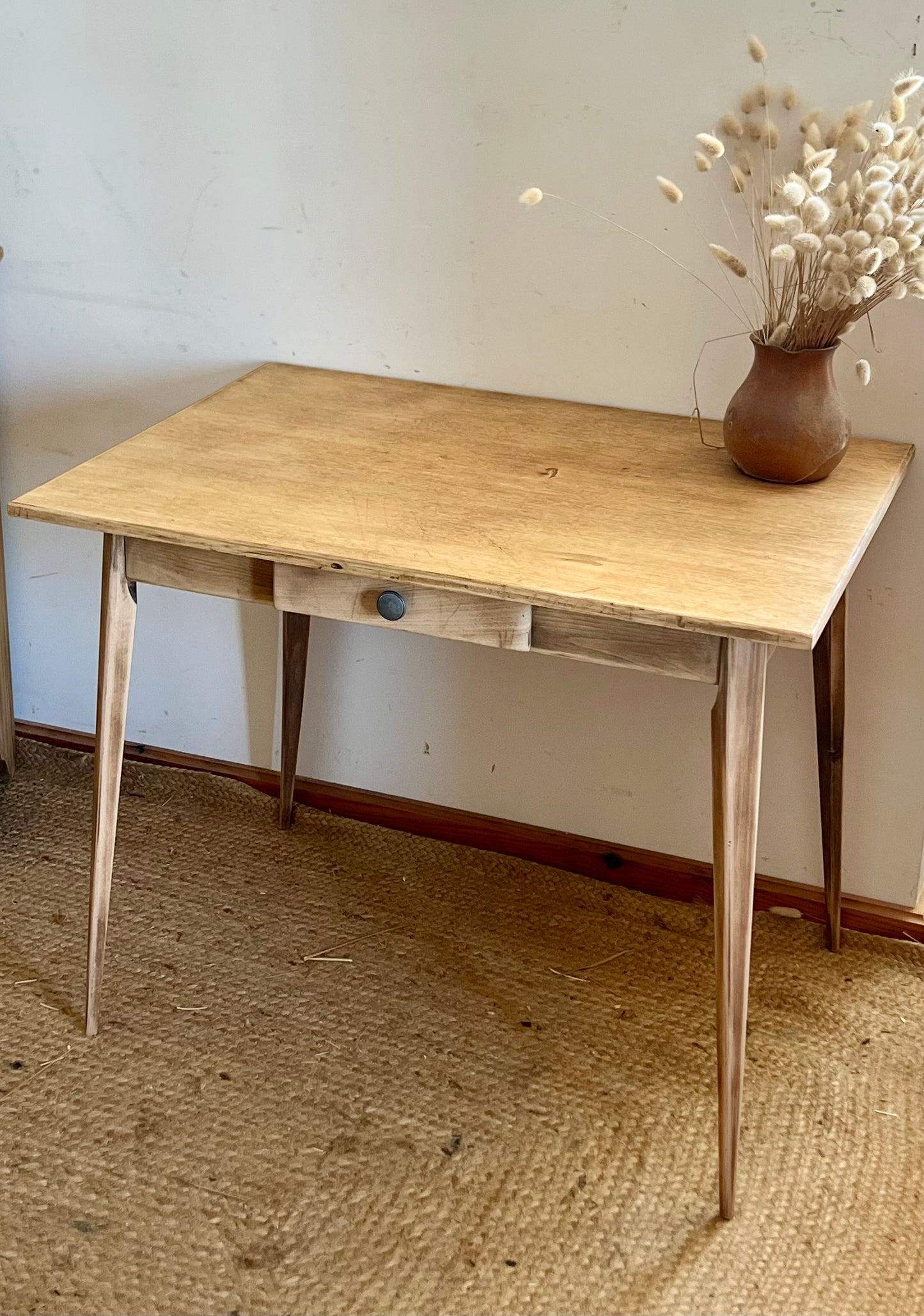 Bureau vintage ancien en bois brut - pieds fuseaux