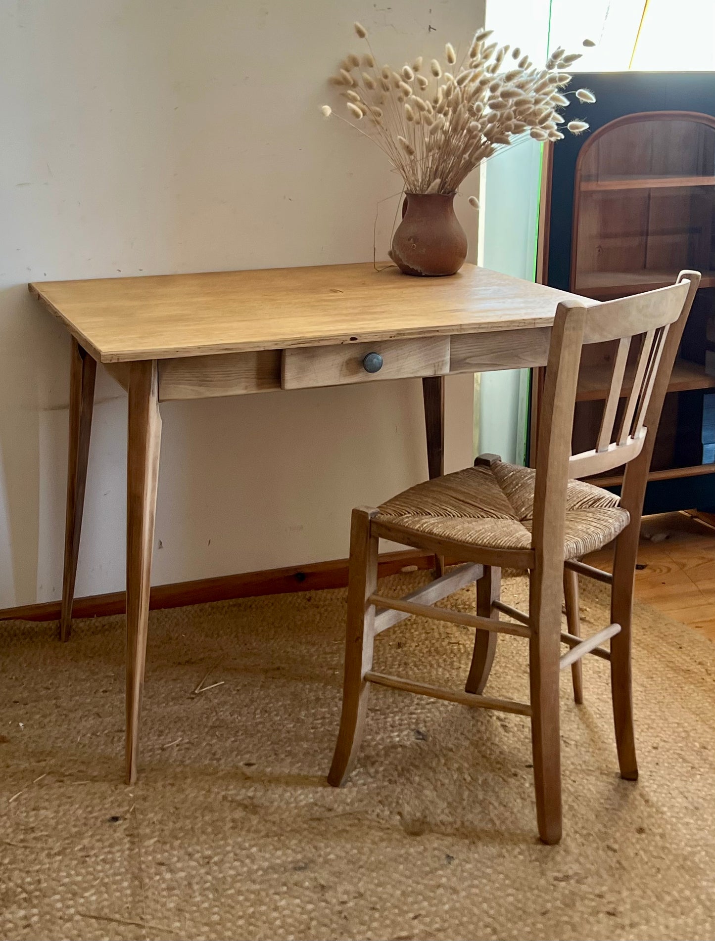 Bureau vintage ancien en bois brut - pieds fuseaux
