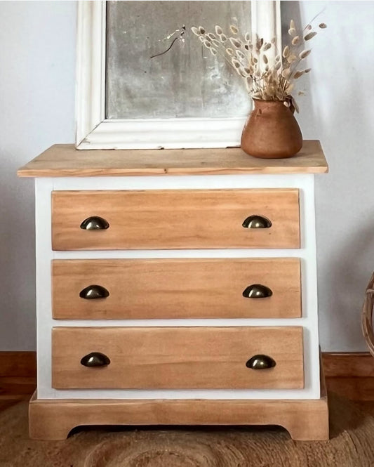 Commode rénovée en bois brut et patiné blanc
