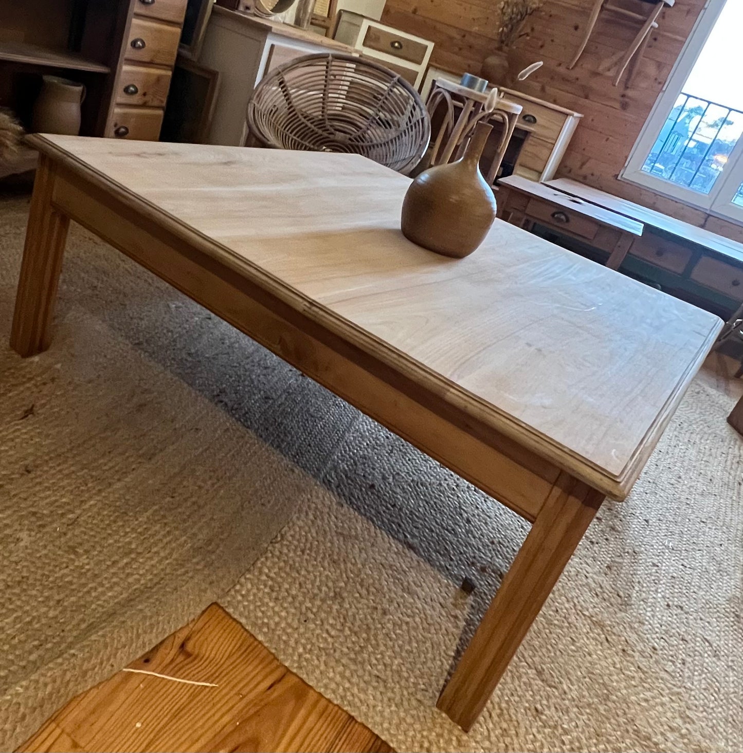 Grande table basse carrée ancienne en bois massif brut