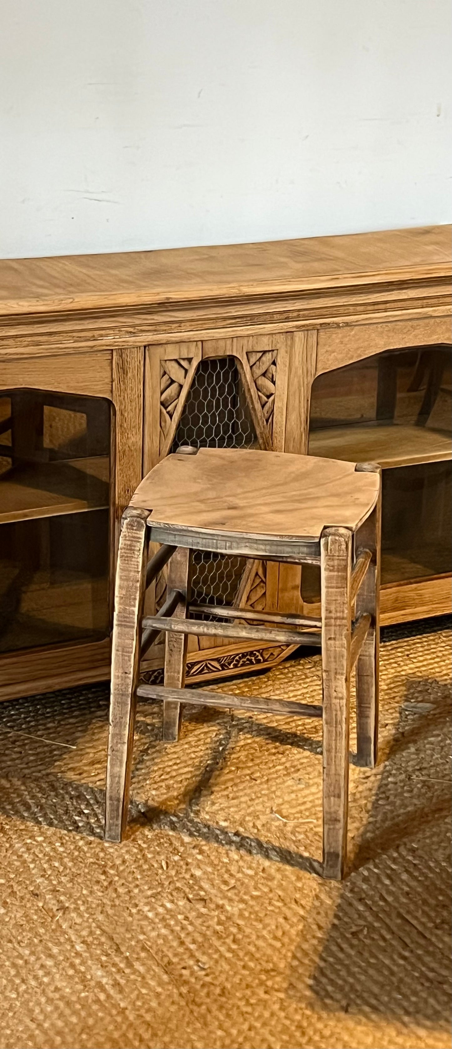 Tabouret de ferme ancien en bois brut