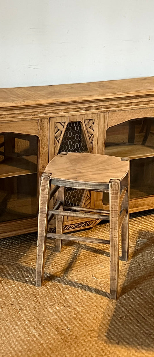 Tabouret de ferme ancien en bois brut
