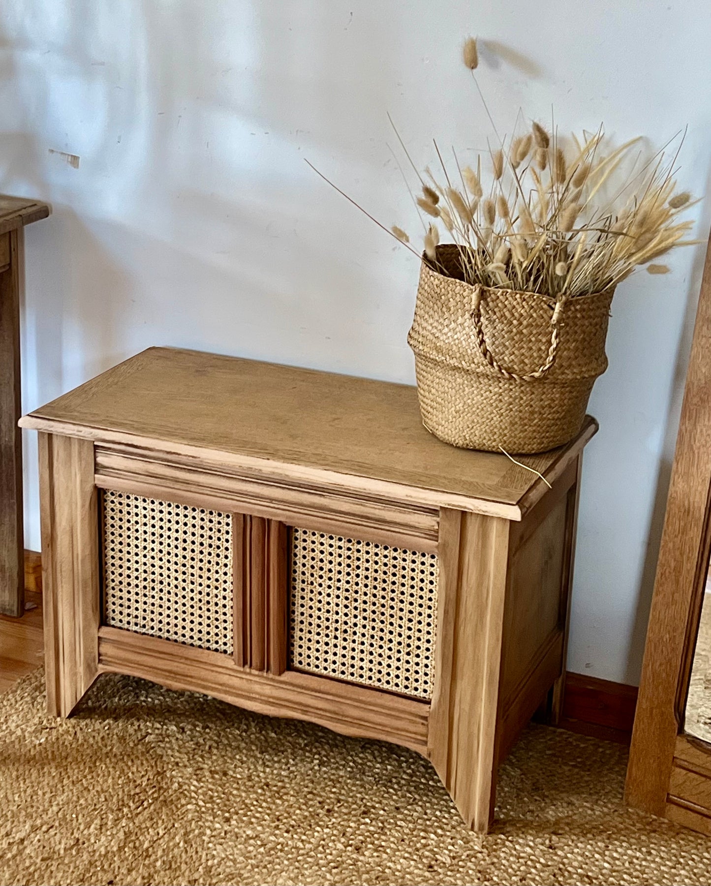 Banc coffre ancien en bois massif brut et cannage