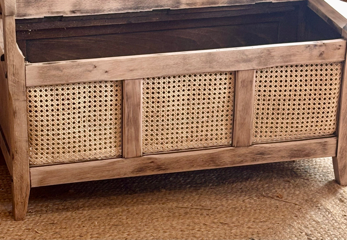 Banc coffre ancien en chêne brut et cannage