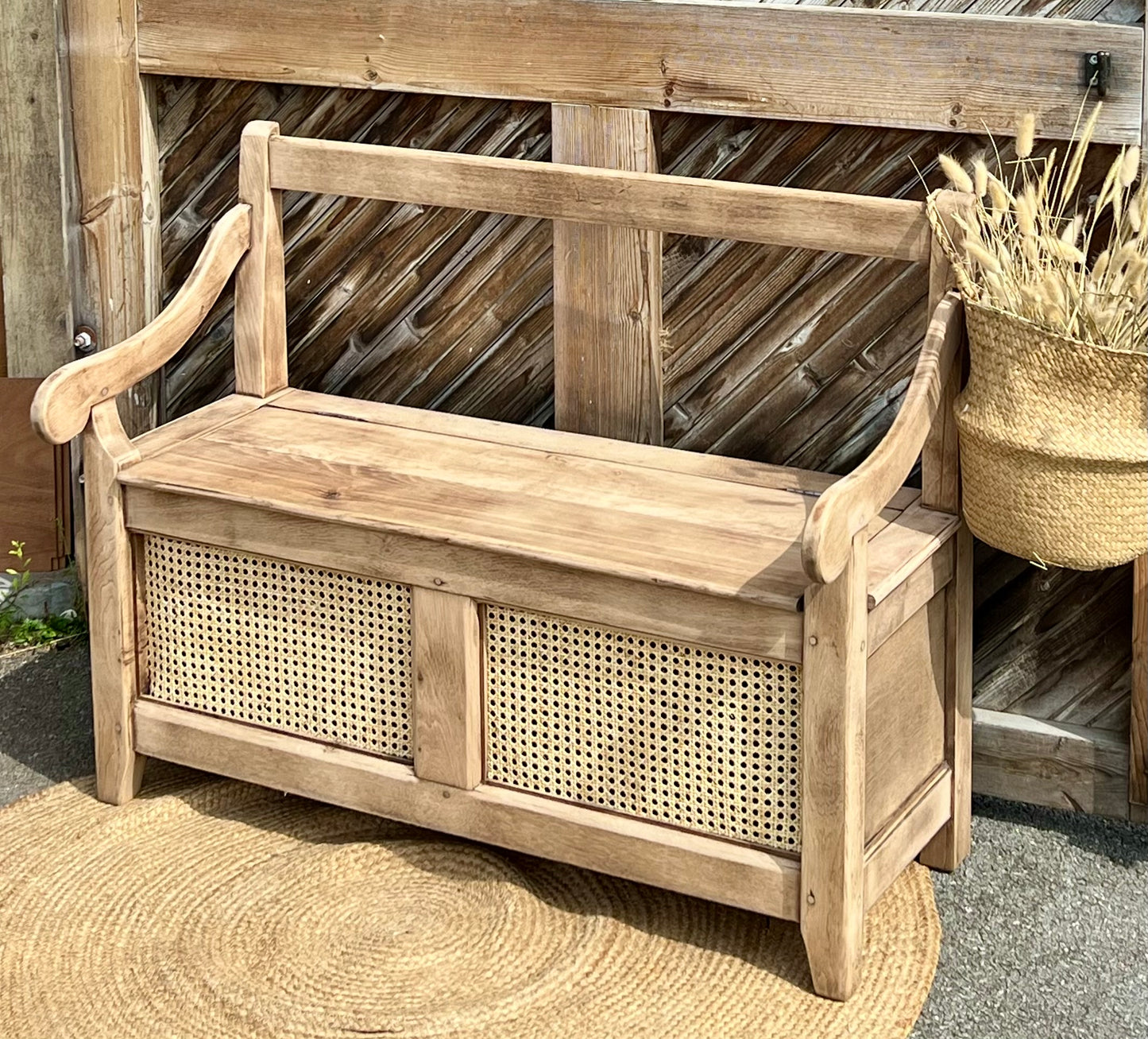 Banc coffre ancien en chêne massif brut et cannage