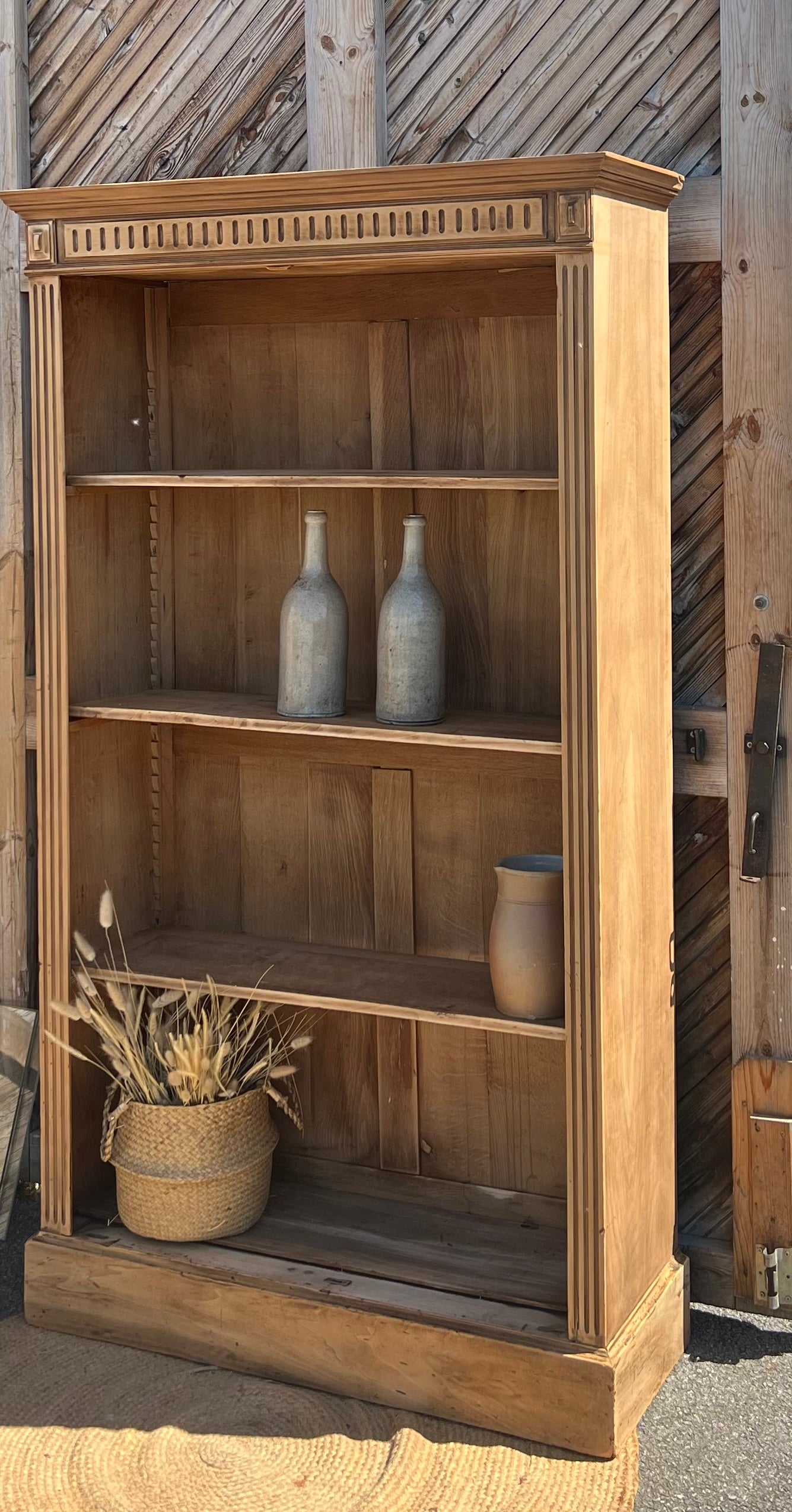 Bibliothèque ancienne en bois brut