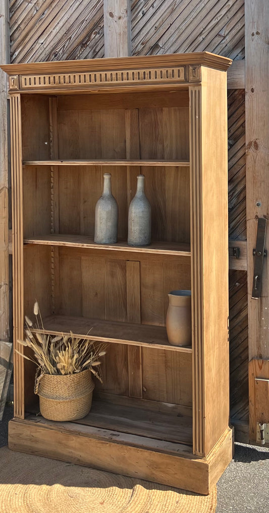Bibliothèque ancienne en bois brut