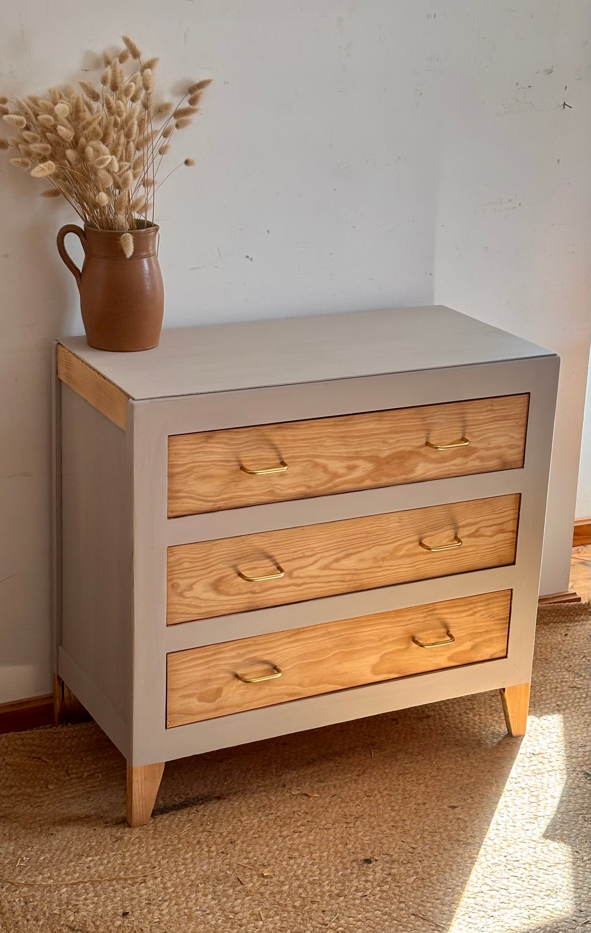 Commode vintage ancienne rénovée en bois brut et patine lin