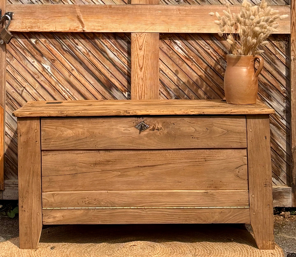 Coffre ancien en bois massif brut