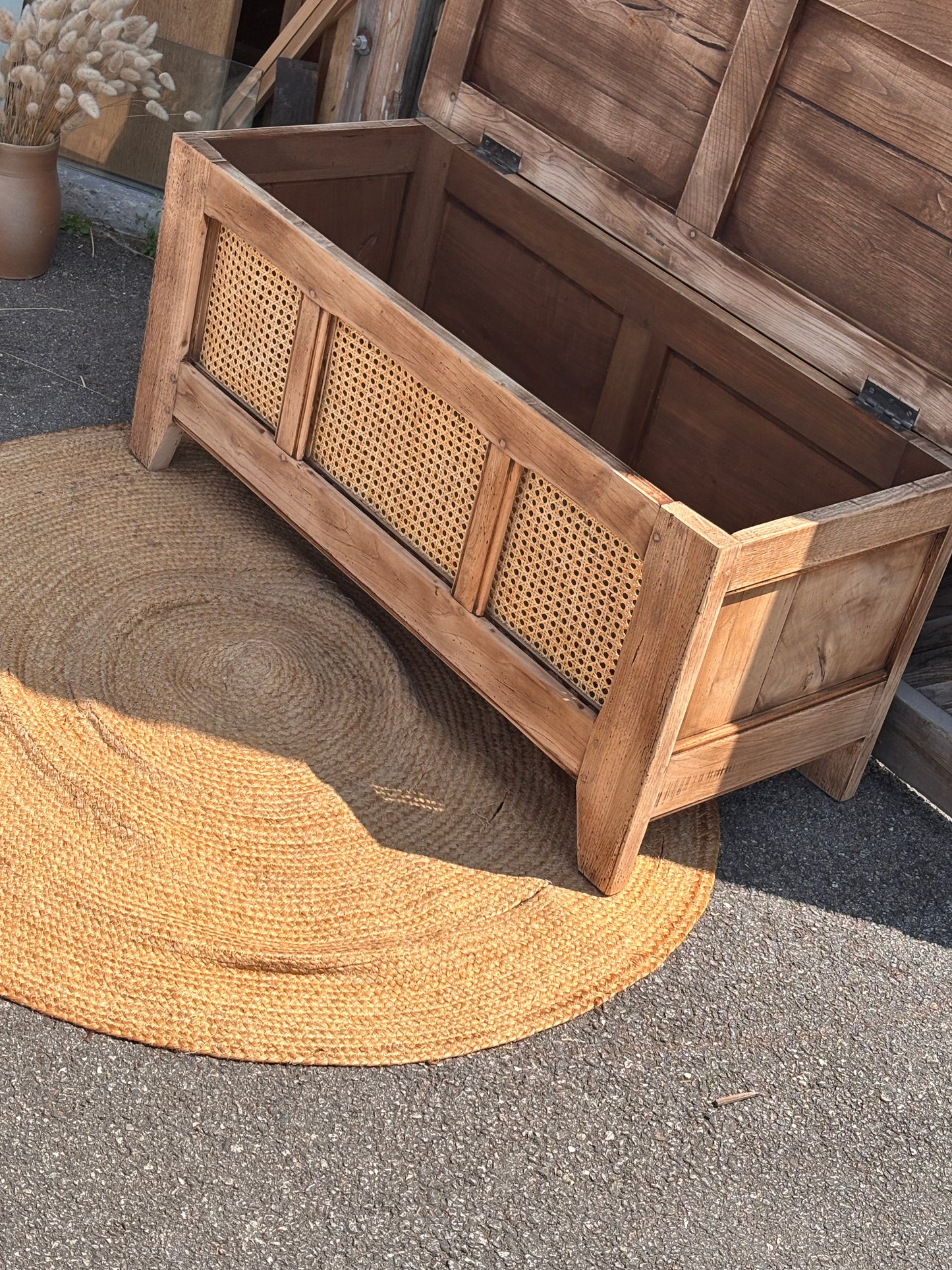 Banc coffre ancien en chêne massif brut et cannage naturel