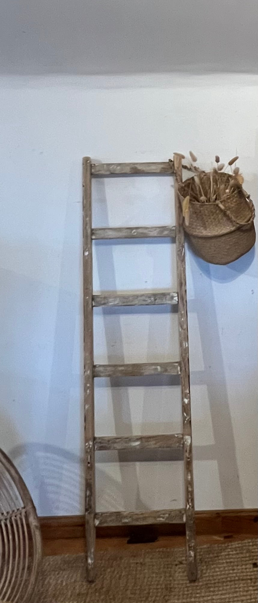Échelle ancienne : porte serviette en bois massif brut