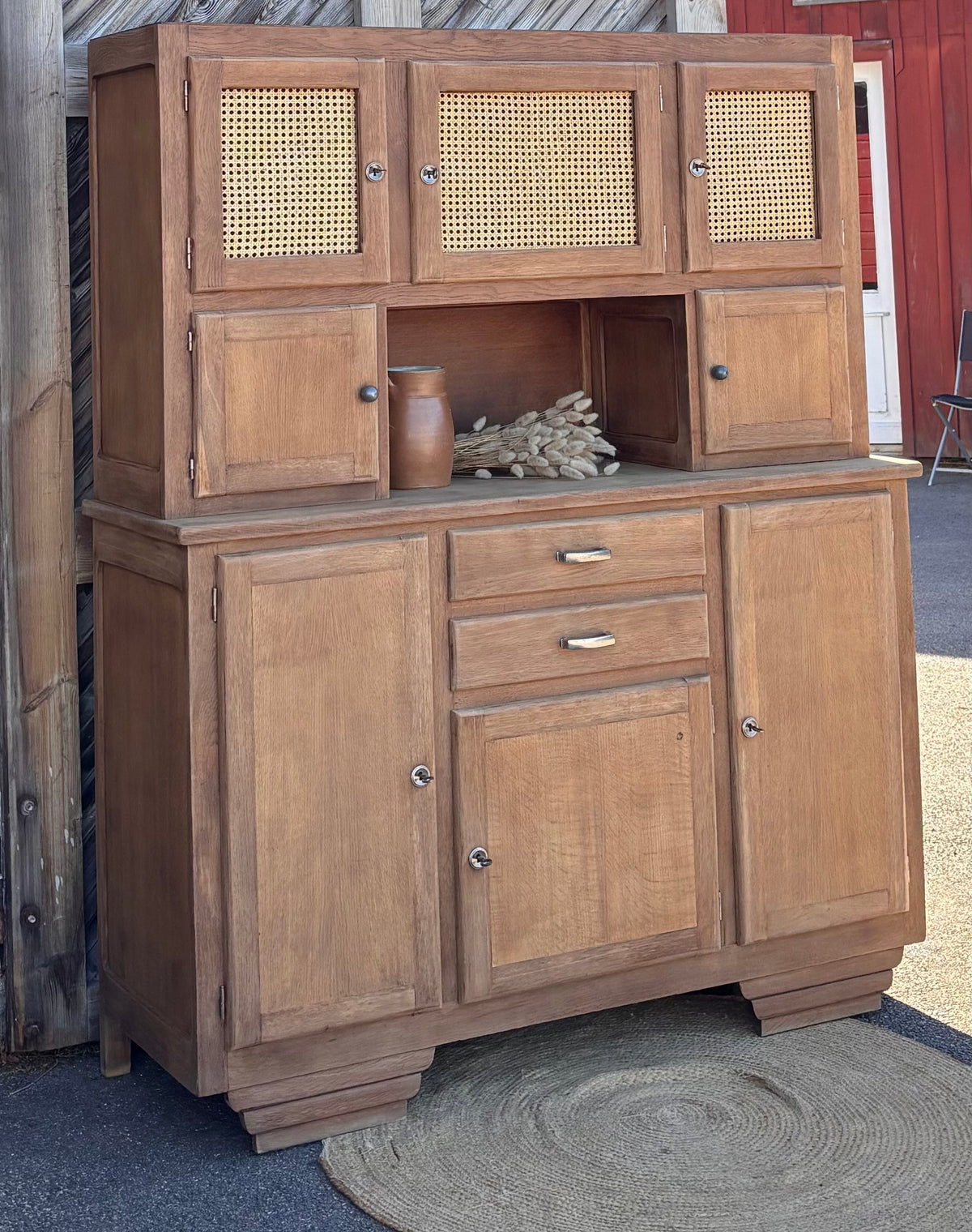 Grand buffet 2 corps ancien / vaisselier en chêne brut et cannage