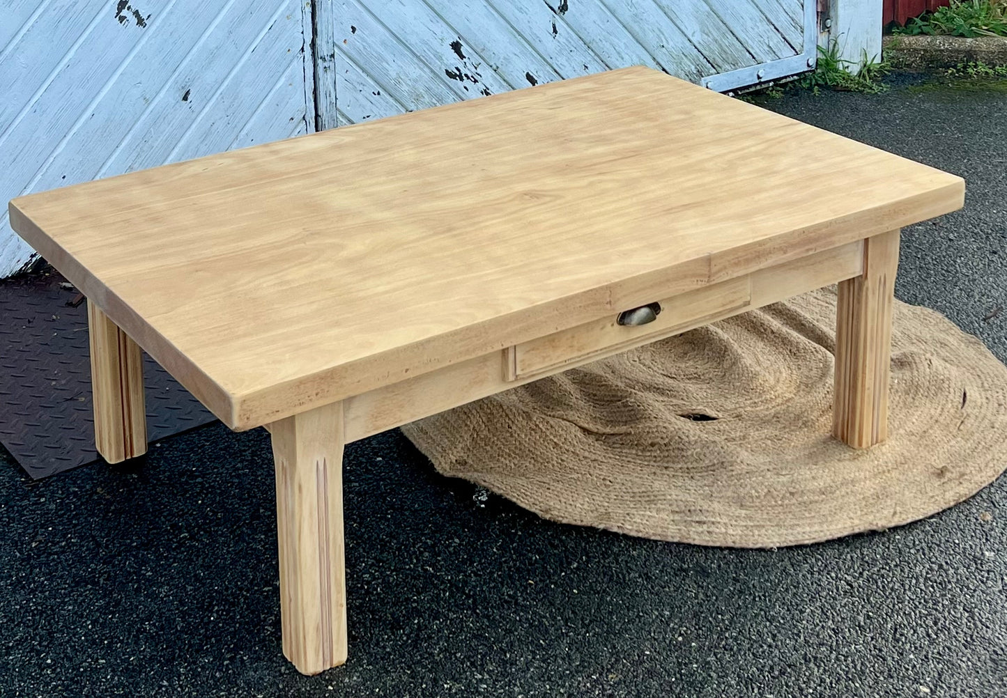 Grande table basse de ferme ancienne rénovée 1 tiroir en bois massif brut