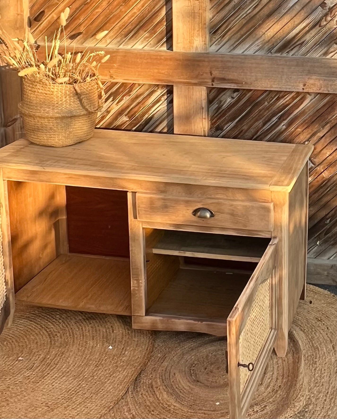 Meuble télé tv ancien en bois brut et cannage